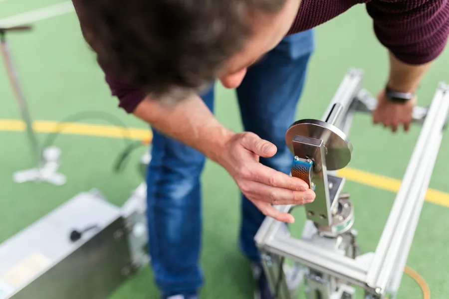 Aufbau einer Montagevorrichtung aus Aluminiumprofilen an einem Arbeitsplatz