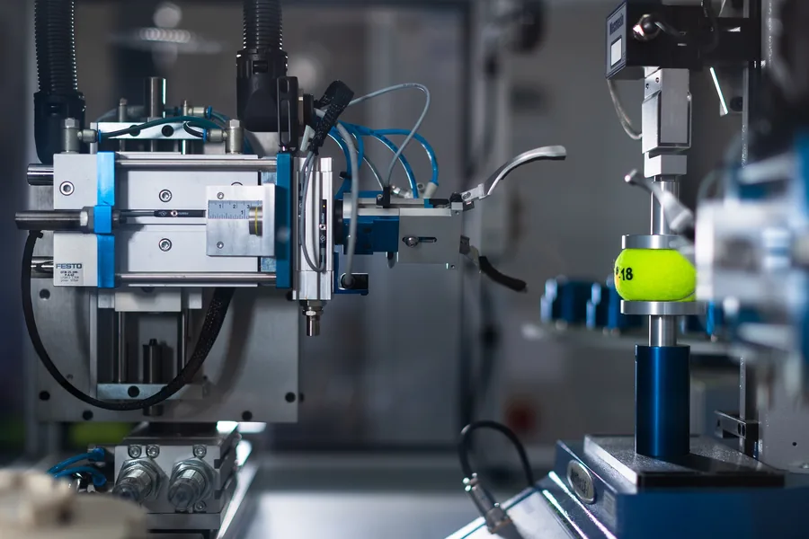 Technischer Aufbau auf Aluminiumprofilen mit angebauten Komponenten